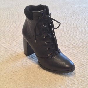 Antonio Melani Women's Black Leather Lace Up With Side Zipper Ankle Boot Size 7M
